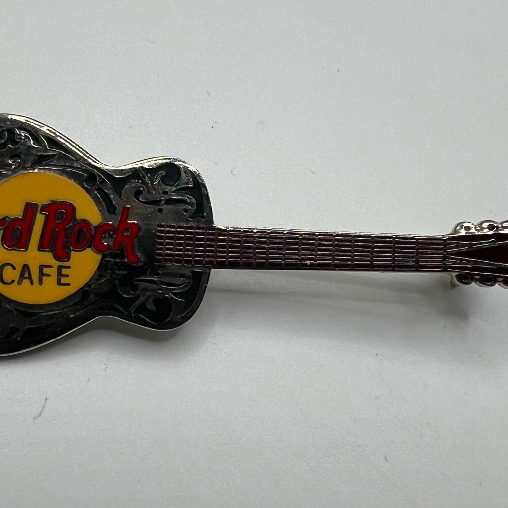 Hard Rock Cafe Red And Black Guitar Pin 21$